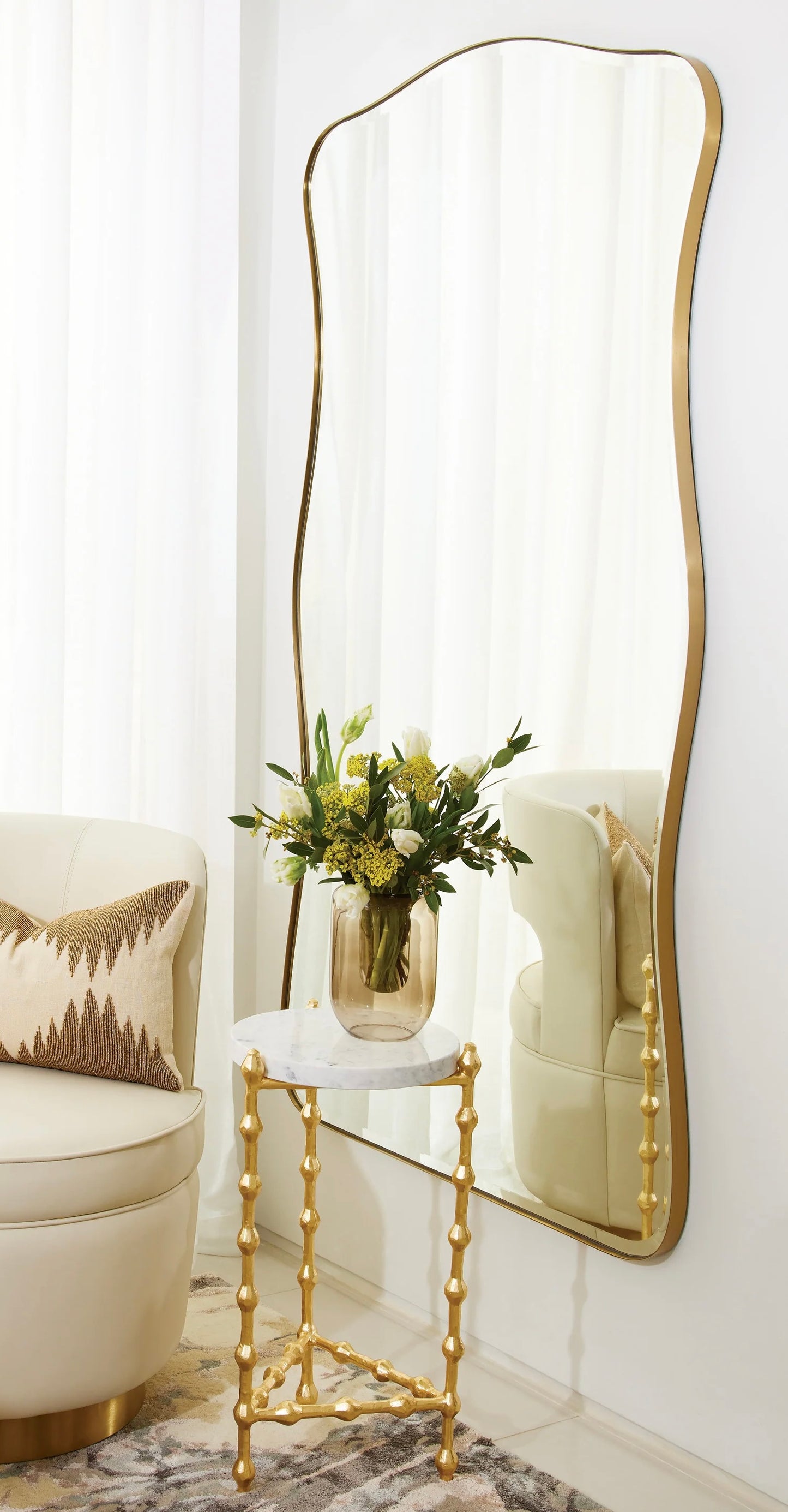 MISS FANCY PANTS - beautiful and glamorous blue and gold living room Rumie room design